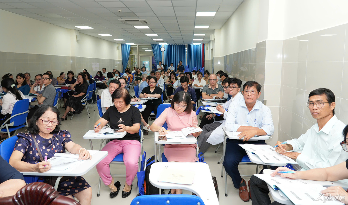 Đông đảo bác sĩ, kỹ thuật viên và điều dưỡng chuyên khoa lão và nội thần kinh đến từ các bệnh viện trong và ngoài tỉnh tham dự hội